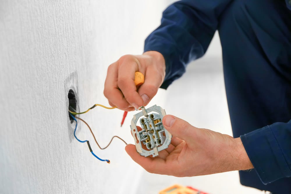 Read more about the article How To Choose The Right Electrician For You